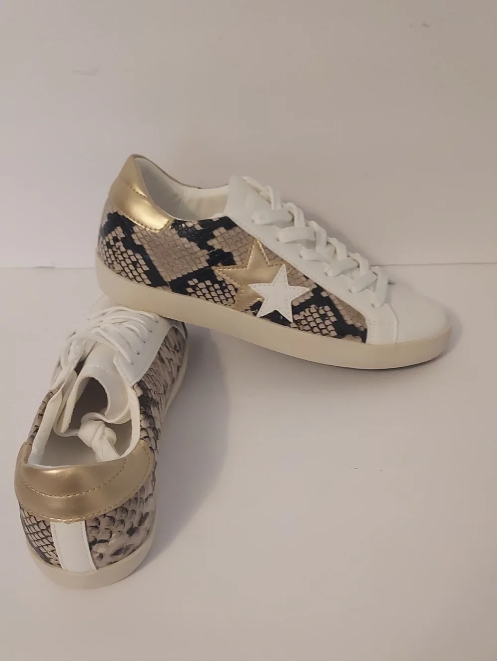 JustFab Snakeskin Sneaker White Black Stars Size 7